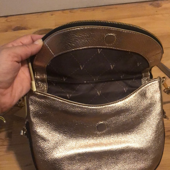 Super cute Vince Camuto, gold crossbody - Picture 3 of 5